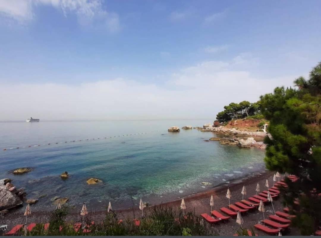 Beachfront Red Apartments With Pool Bar Buitenkant foto