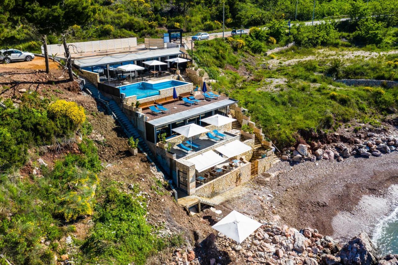 Beachfront Red Apartments With Pool Bar Buitenkant foto