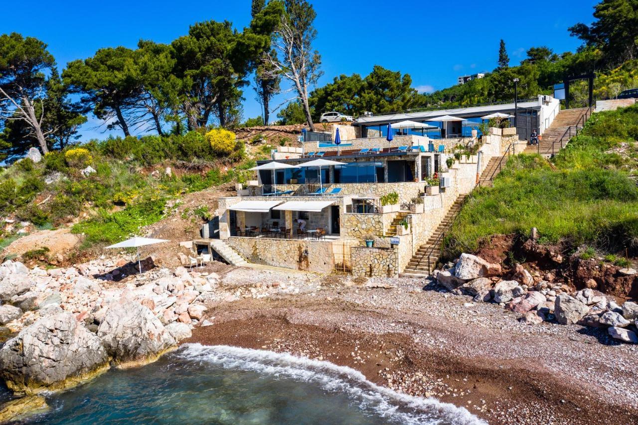 Beachfront Red Apartments With Pool Bar Buitenkant foto