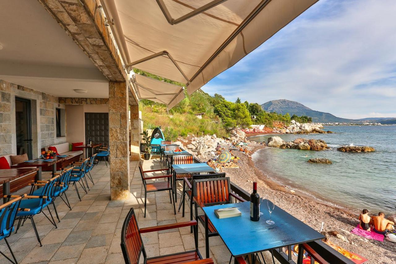 Beachfront Red Apartments With Pool Bar Buitenkant foto