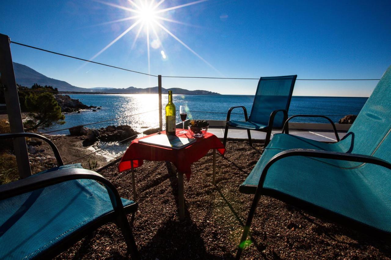 Beachfront Red Apartments With Pool Bar Buitenkant foto