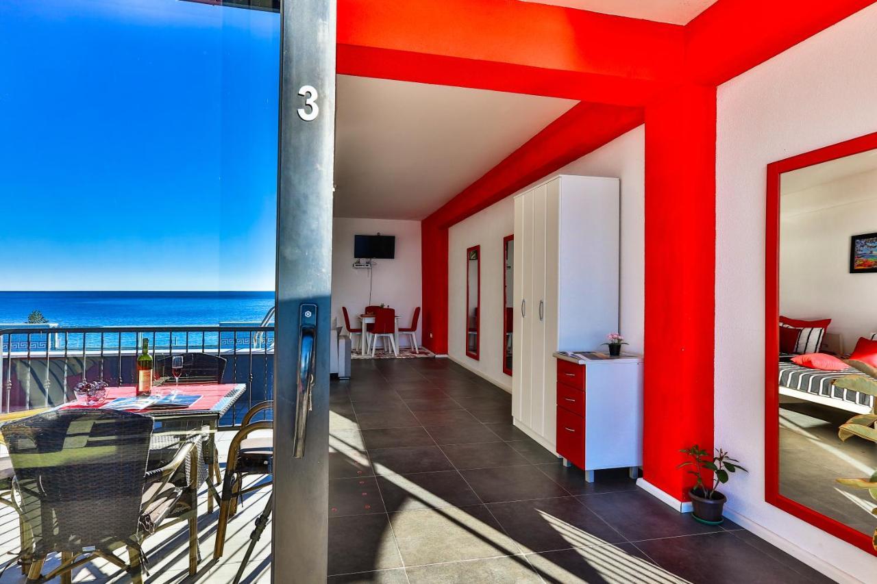 Beachfront Red Apartments With Pool Bar Buitenkant foto