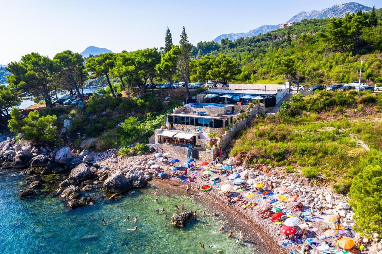 Beachfront Red Apartments With Pool Bar Buitenkant foto